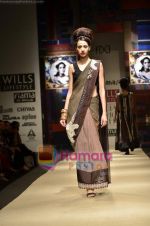 Model walks the ramp for Niki Mahajan show on Wills Lifestyle India Fashion Week 2011-Day 4 in Delhi on 9th April 2011 (36).JPG